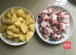 土豆焖五花肉的做法图解1