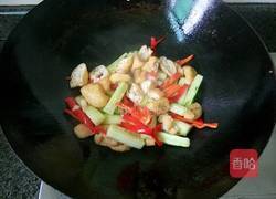 青瓜红椒炒油豆腐的做法图解4