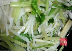 白萝卜炒芹菜肉丝的做法图解6