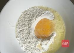 圣女果鸡蛋火腿肠生菜卷饼的做法图解2