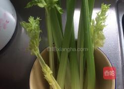 鸡蛋西芹小炒的做法图解1