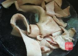 猪皮炒芹菜的做法图解1