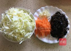 卷心菜炒面的做法图解1