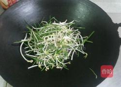 绿豆芽炒面的做法图解4
