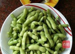 焖毛豆的做法图解1