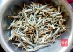 孜然小鱼干的做法图解1
