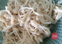 金针菇炒洋葱的做法图解1