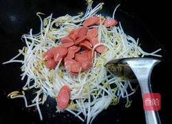 火腿肠炒绿豆芽的做法图解5
