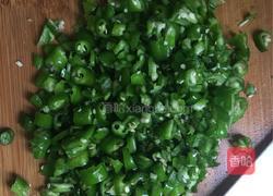 尖椒毛豆炒肉的做法图解2
