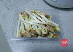 彩椒炒花生芽的做法图解1