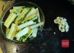 红葱油炒黄瓜的做法图解1