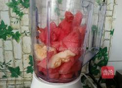 在家怎么做冰镇西瓜汁 MjUwX2MyOjEvM15yYjI6MS84XzE4MA