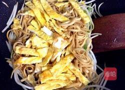 绿豆芽炒面的做法图解7