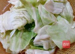 平菇炒卷心菜的做法图解1