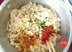 陕西油泼手擀细面的做法图解7