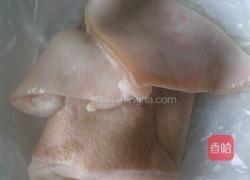 芹菜炒猪皮的做法图解1