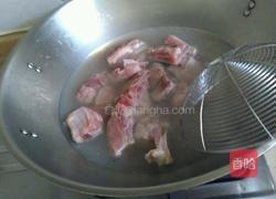 胡萝卜玉米虫草花肉骨头汤的做法图解1