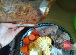 胡萝卜玉米虫草花肉骨头汤的做法图解2
