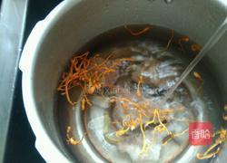 胡萝卜玉米虫草花肉骨头汤的做法图解3