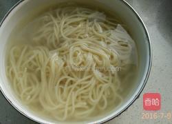卷心菜炒面的做法图解2