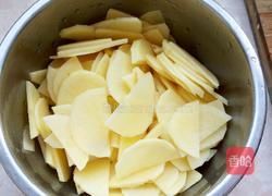 土豆炒鸡肉的做法图解1