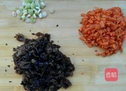 胡萝卜木耳鸡蛋饼的做法图解2