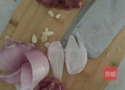 五彩缤纷，洋葱青椒肉丝的做法图解2