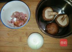 香辣猪肉香菇拌面的做法图解1