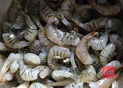 红黄绿炒虾米的做法图解1