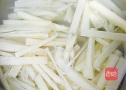 水芹菜炒莲菜的做法图解1