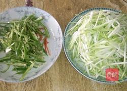 青椒葫芦丝的做法图解2