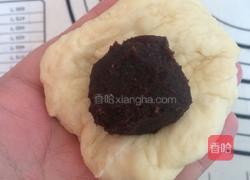 豆沙面包的做法图解2