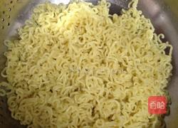 炒泡面的做法图解3
