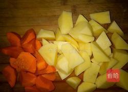 五花肉烧土豆的做法图解1
