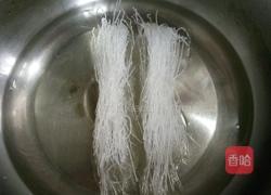 猪骨香菇粉丝汤的做法图解1