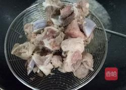 猪骨香菇粉丝汤的做法图解4