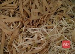 豆腐皮炒绿豆芽的做法图解3