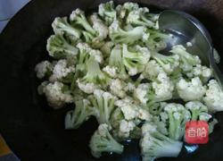 西红柿炒菜花的做法图解2