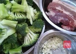 猪肉炒西兰花的做法图解1