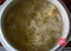 银耳莲子羹的做法图解1