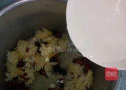 银耳莲子羹的做法图解2