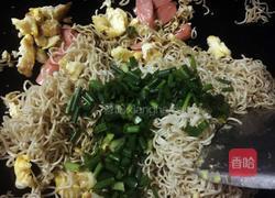 火腿鸡蛋炒面的做法图解8
