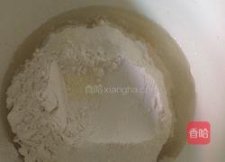 火腿鸡肉香菇披萨的做法图解1