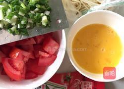 番茄鸡蛋炒面的做法图解1