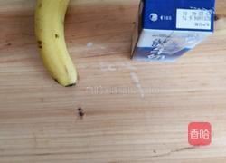 香蕉牛奶的做法图解1