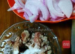 洋葱炒肉的做法图解2
