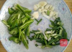腐竹木耳炒芹菜的做法图解4