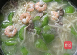 鲜虾猪肉丝瓜面的做法图解7
