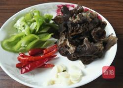 鱿鱼爪炒木耳的做法图解2