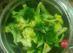 西兰花炒肉的做法图解2